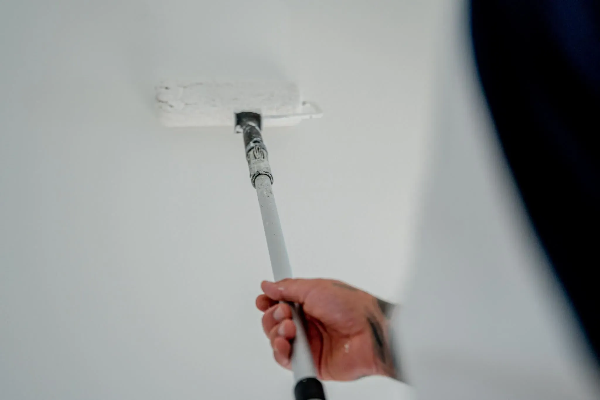 Maler i Nordsjælland i gang med malerarbejde